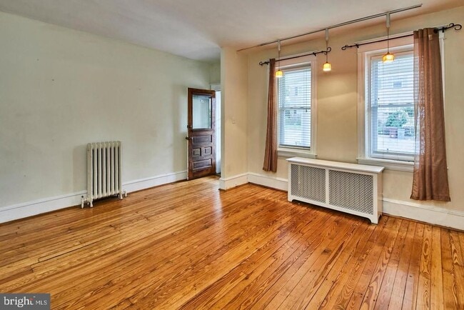 Building Photo - 1607 W 9th St
