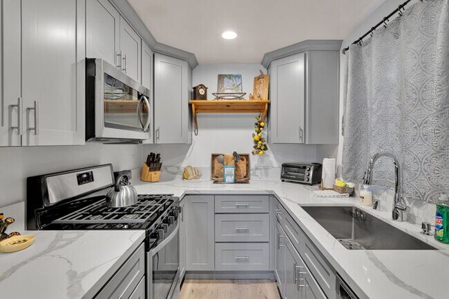 Building Photo - Remodeled 2 Bed / 1 Bath Near Bear Mountain & Golf Course