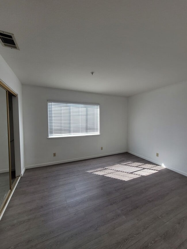 Building Photo - 3-bed 2-bath townhouse with a breathtaking Delta view!