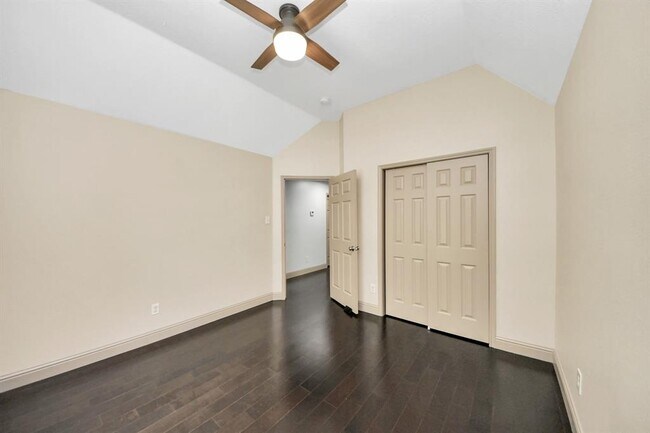 Building Photo - 2030 Winding Hollow Dr