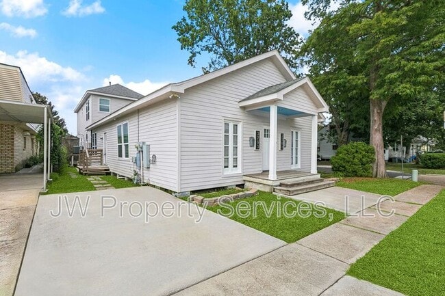 Building Photo - 3701 Derbigny St