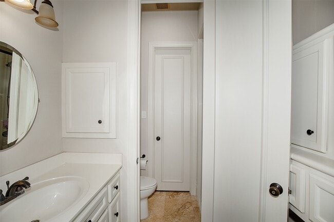 Building Photo - 611 Park Ln