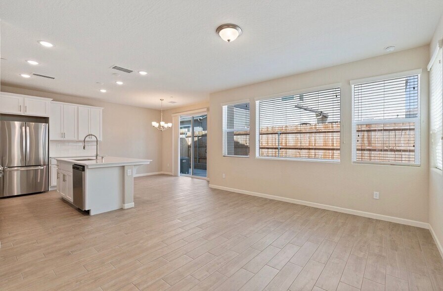 Building Photo - 1109 Royalty Way W