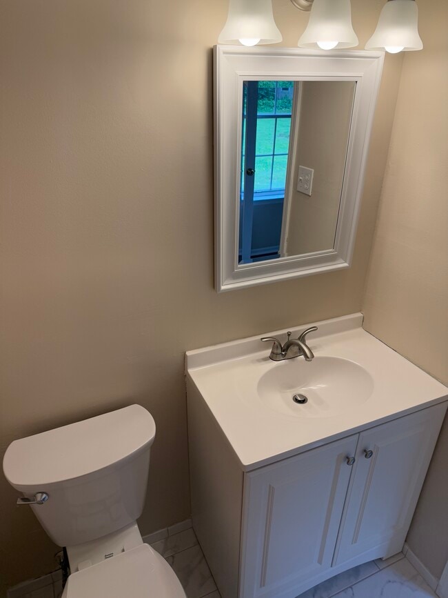 Building Photo - 565A Thrush Ct