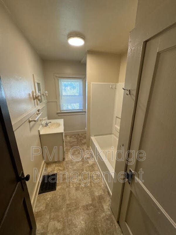 Building Photo - 524 Martin St
