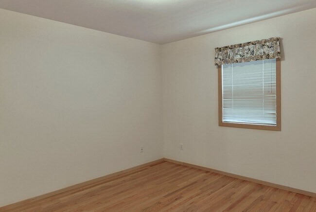 Building Photo - Charming 1 Bedroom Cottage with Attached Garage