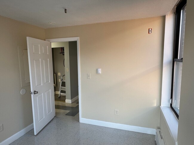 Building Photo - 2 Bedroom Condo for Rent - Available Now!