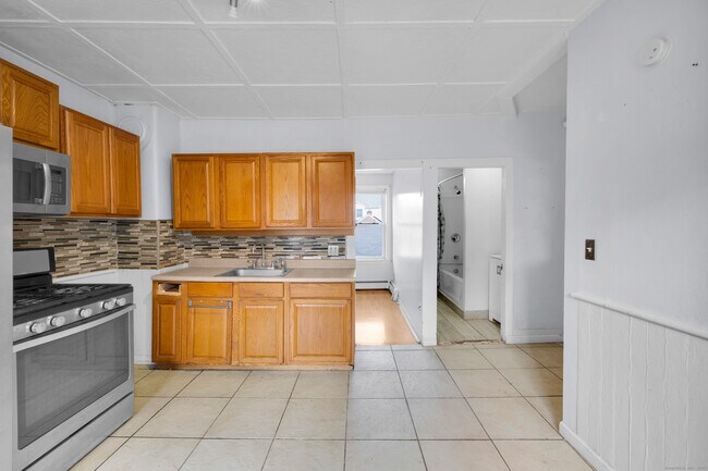 Building Photo - 223 Lawlor St