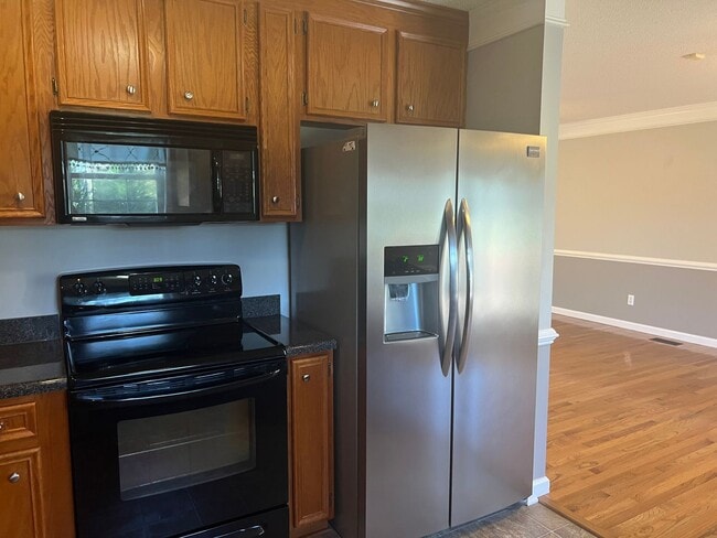 Building Photo - 3 Bedroom 3 Bathroom House with an Office.  Available Now!