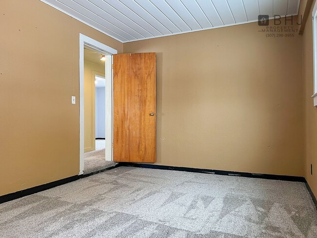 Building Photo - 6 month lease! 3 bed/ 1 bath Single Family Home on Coffeen!