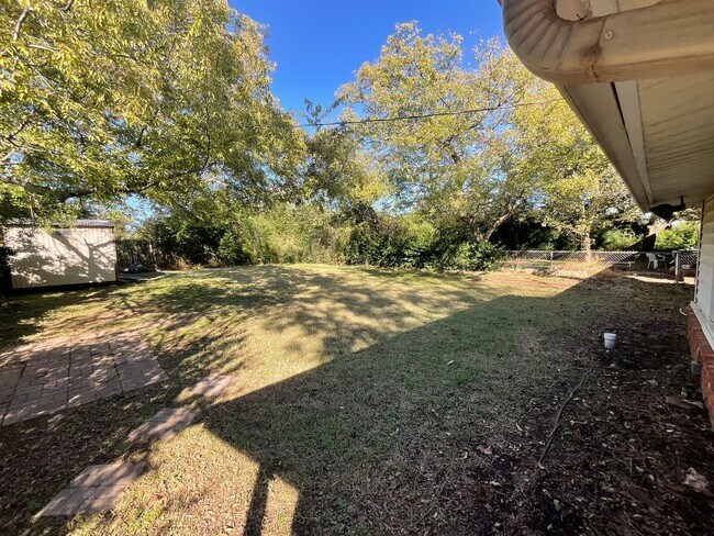 Building Photo - Spacious 3 bed, 1 1/2 bath, 1 car garage w...