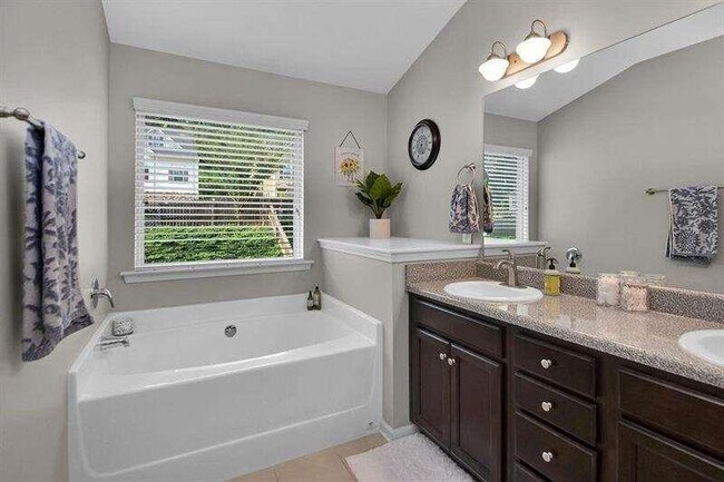 Building Photo - 307 Lakeside Ln