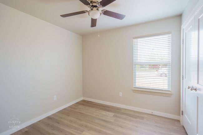Building Photo - 3-Bedroom Townhome with Garage & Private Y...