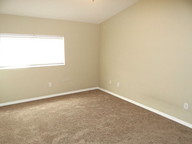 Building Photo - 3b / 2.5 bath  townhome in gated community