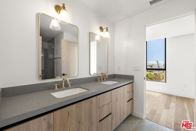 Building Photo - 1413 S Doheny Dr