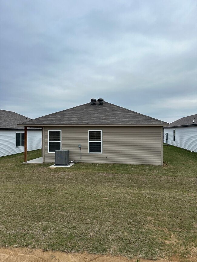 Building Photo - Don’t Wait — Available Now! 3 Bedroom, 2 Bath Home in North Little Rock