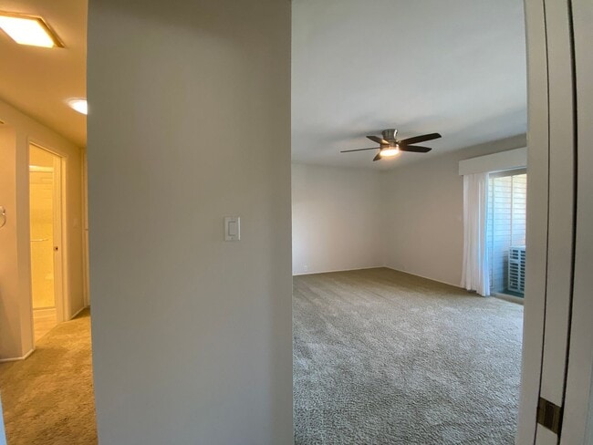 Building Photo - Beautiful corner condo in Lake San Marcos