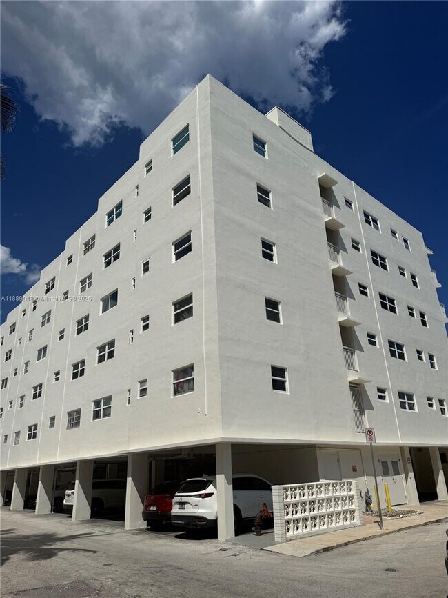 Building Photo - 901 S Surf Rd