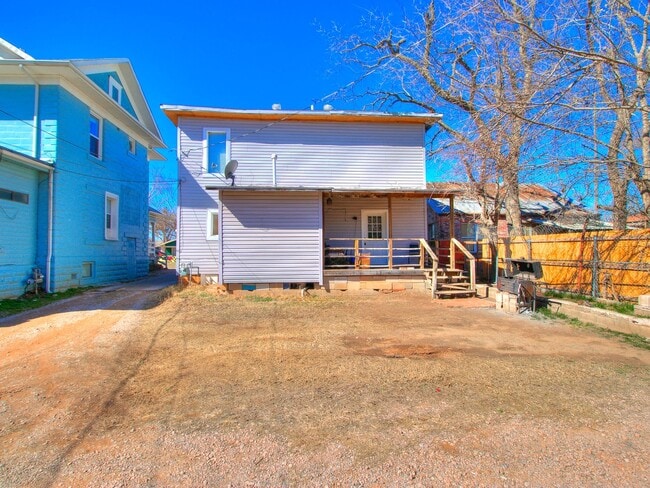 Building Photo - Cute Duplex - Upper Unit!