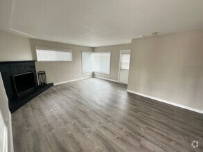 Building Photo - Renovated in 2023!! 4BD/2BA; Quick Walk to...