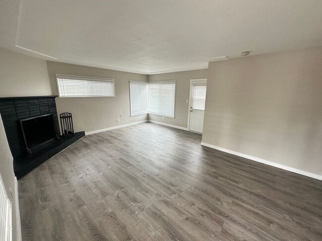 Building Photo - Renovated in 2023!! 4BD/2BA; Quick Walk to Campus (Lease out, pending signatures. Check back in a...