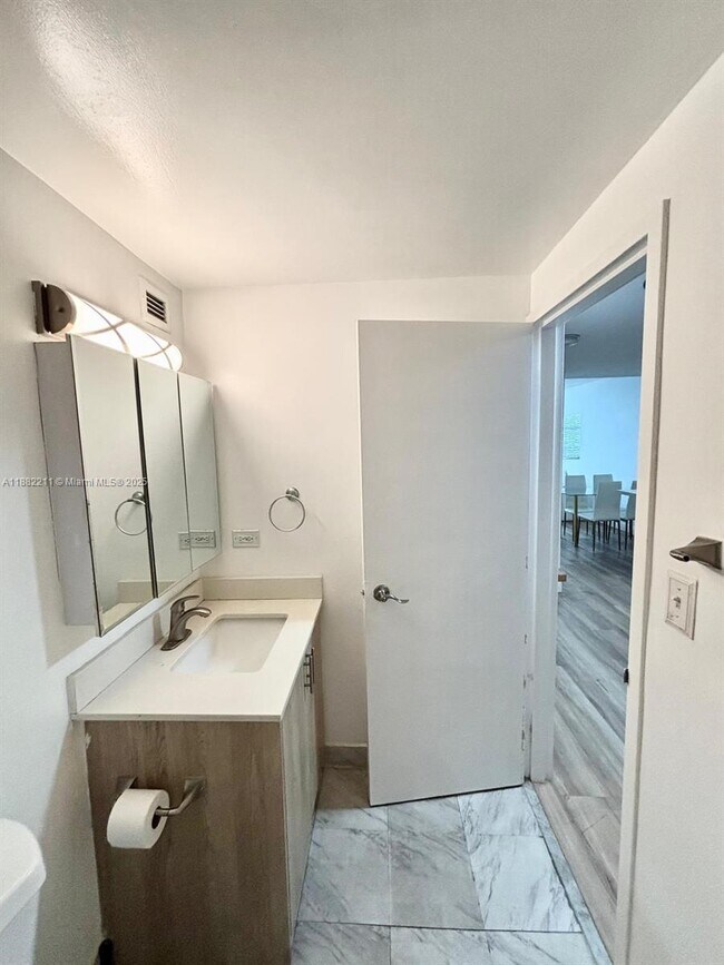 Building Photo - 801 Brickell Bay Dr