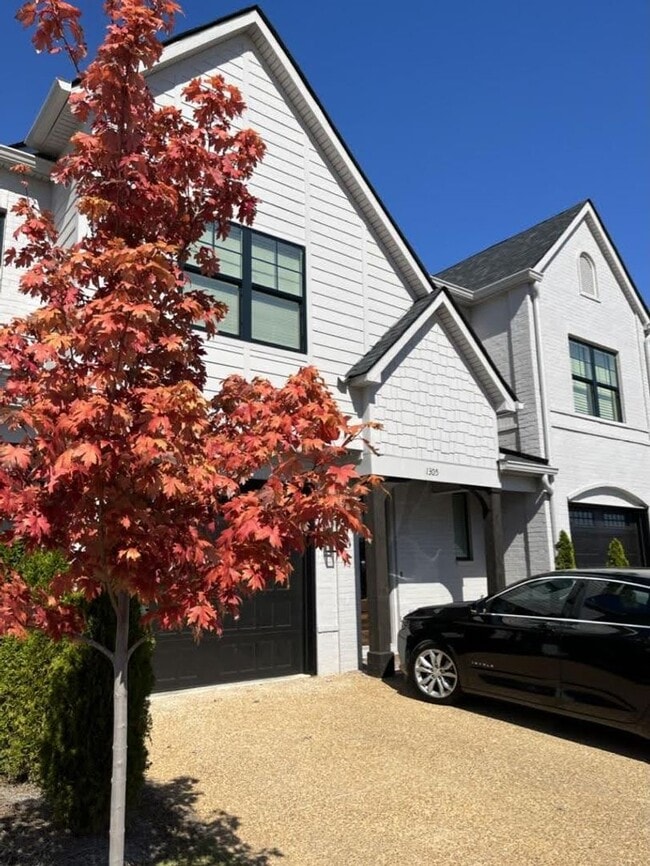 Building Photo - Modern 3BR/3.5BA Townhome Near Auburn Univ...