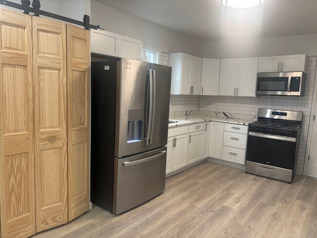 Building Photo - Gary Rental