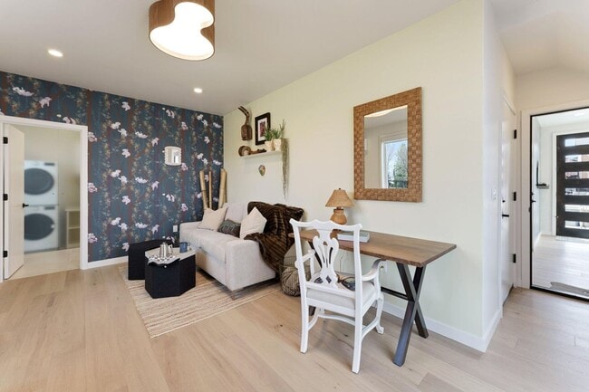 Building Photo - 4Bed 3.5 Bath - Views - Studio