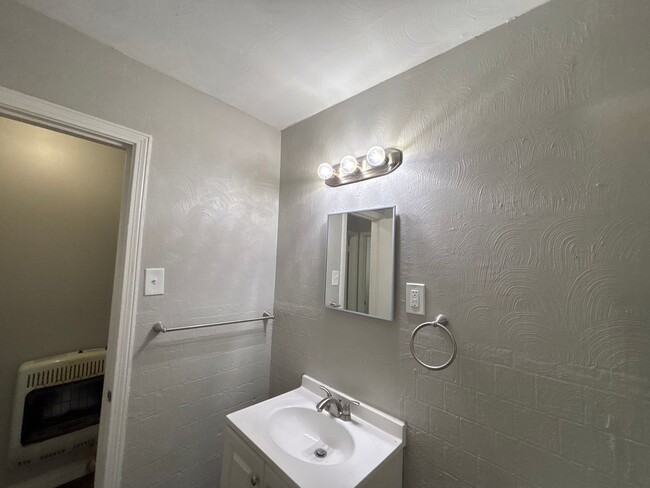 Building Photo - 4496 Range Line Rd