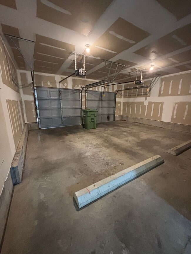 Building Photo - 3 Bedroom 2 bath