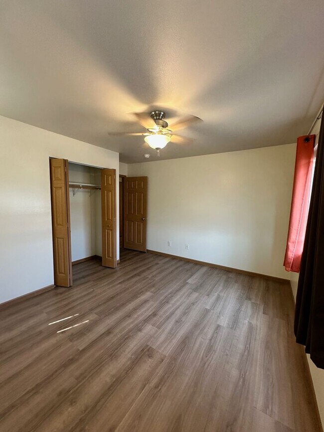Building Photo - Lovely 2 bedroom 1.5 bath condo