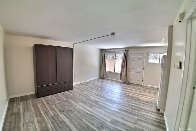 Building Photo - 1907 Greenwich St