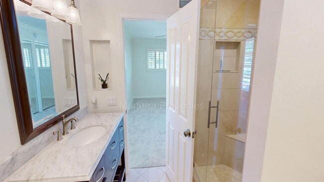 Building Photo - Large Spacious Home with a Pool!