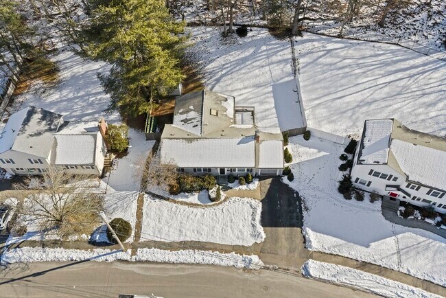 Building Photo - 55 Evelyn Rd