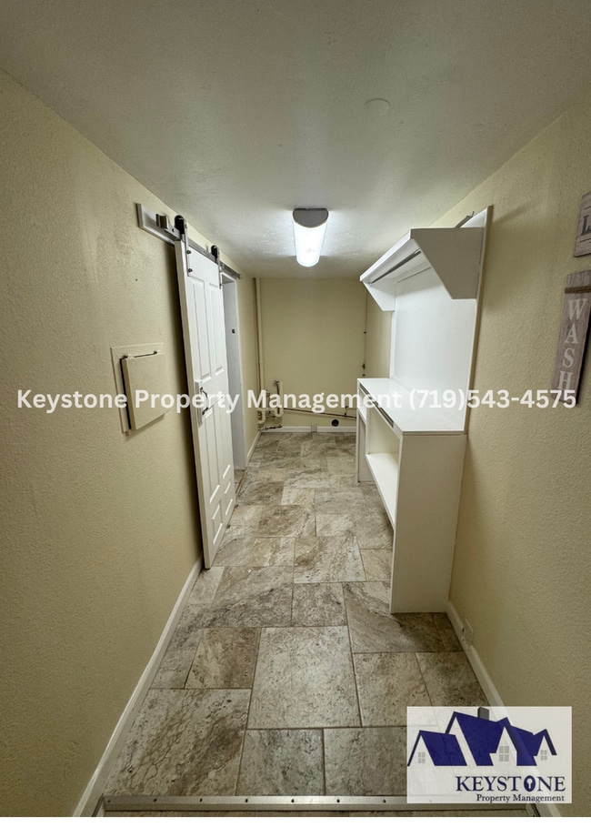Building Photo - Charming Pet Friendly House 2 Bedroom/1.5 Bathroom/Oversized Garage $1500/$1500