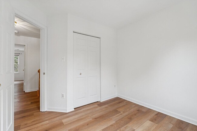 Building Photo - Great Location for schools, shopping and d...