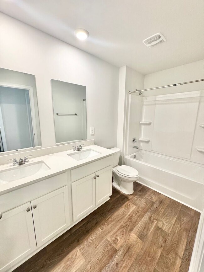 Building Photo - **$1000 off first months rent with acceptable credit and application**Available NOW!! 4 bedroom 2...