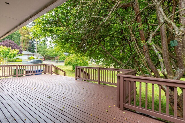 Building Photo - Spacious 4 Bed 2 Bath Home