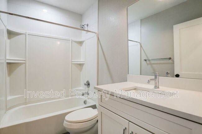 Building Photo - 3230 Elm St