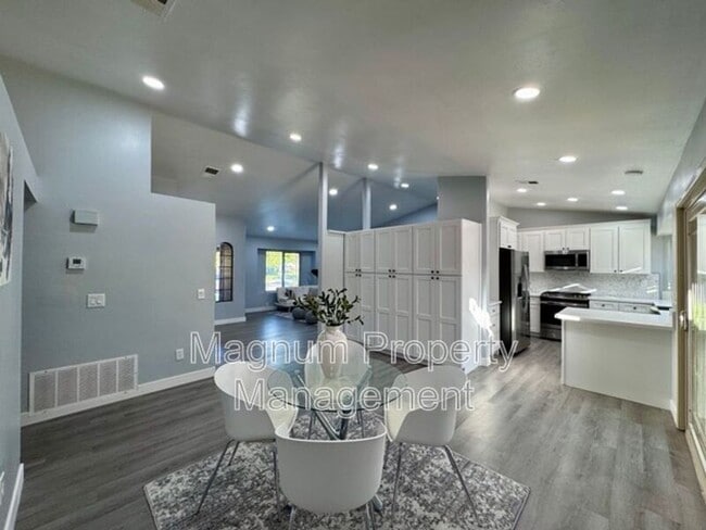 Building Photo - 45627 Clubhouse Dr
