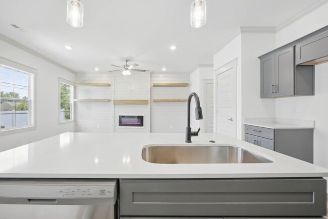 Building Photo - 3 Bedroom 2 1/2 Bath Luxury Home Near Madison Street!