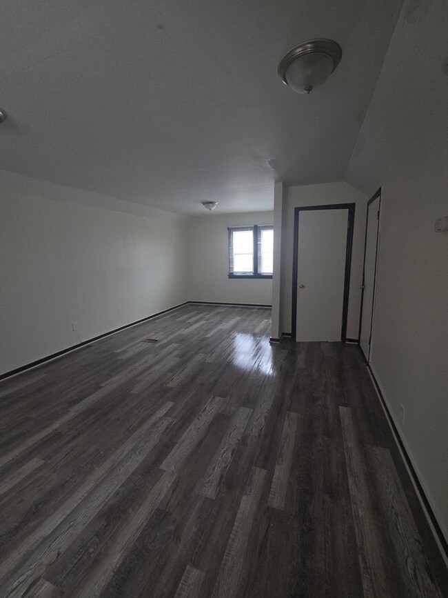 Building Photo - Three Bedroom Open Floorplan