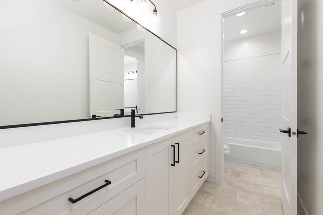 Building Photo - 6 bed / 4 bath / 3 car garage custom home in Pecan Valley