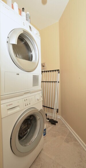 Building Photo - 65 E Monroe St