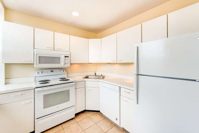 Building Photo - Sun Drenched Top Floor Dupont Circle One B...