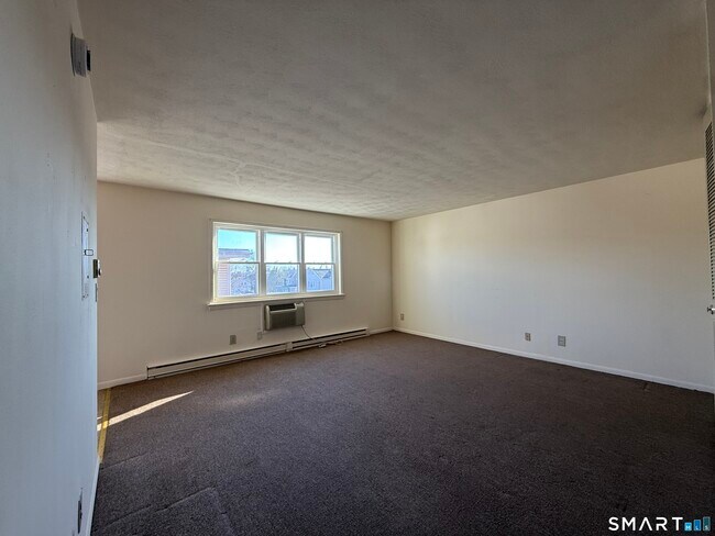 Building Photo - 35 Beers St