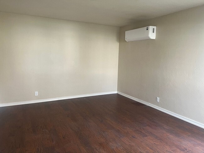 Building Photo - Affordable, Adorable Medford Home!!