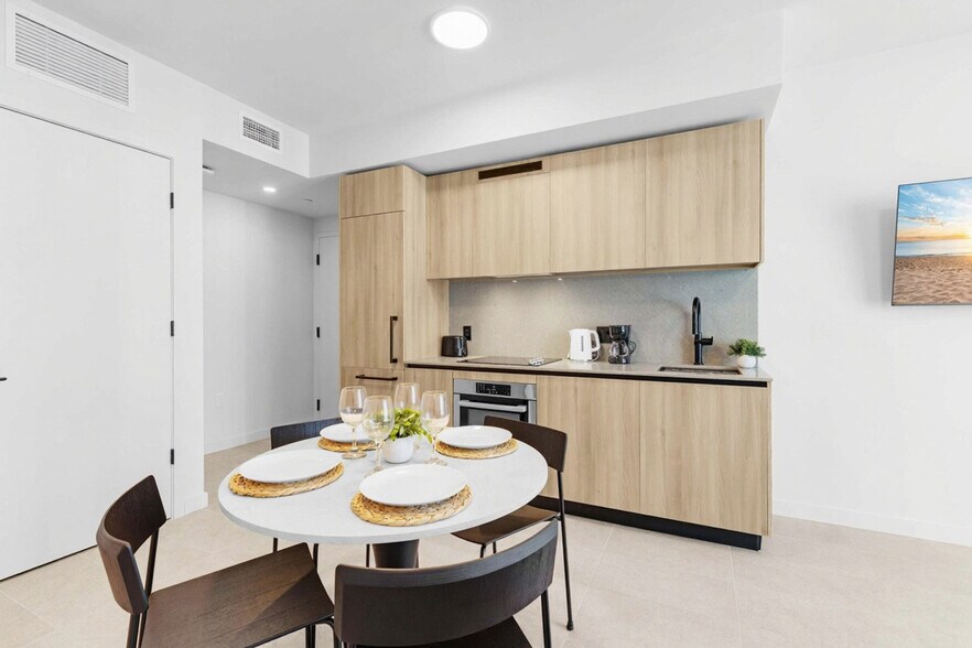 Building Photo - 501 NE 1st Ave