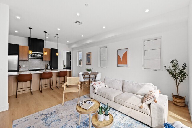 Building Photo - Bright and Spacious Newly Renovated Townhome | 5 Bedroom | 5 Bathroom | Parking Included